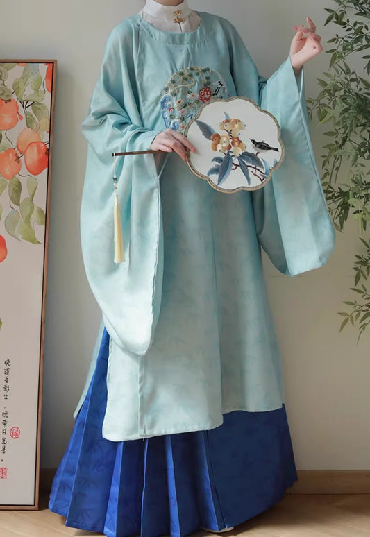 Ming-style Women's Hanfu Set: Round-neck Robe & Horse-faced Skirt