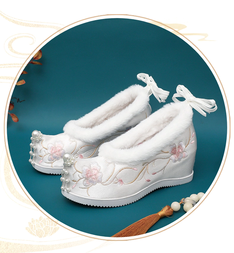 Autumn & Winter Women's Hanfu Shoes - Fleece-lined Hidden Wedge Up-turned Toe Embroidered Shoes, Versatile for Ming/Song-style Costumes