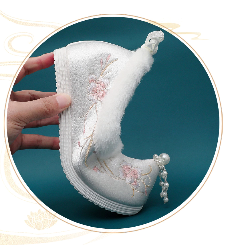 Autumn & Winter Women's Hanfu Shoes - Fleece-lined Hidden Wedge Up-turned Toe Embroidered Shoes, Versatile for Ming/Song-style Costumes