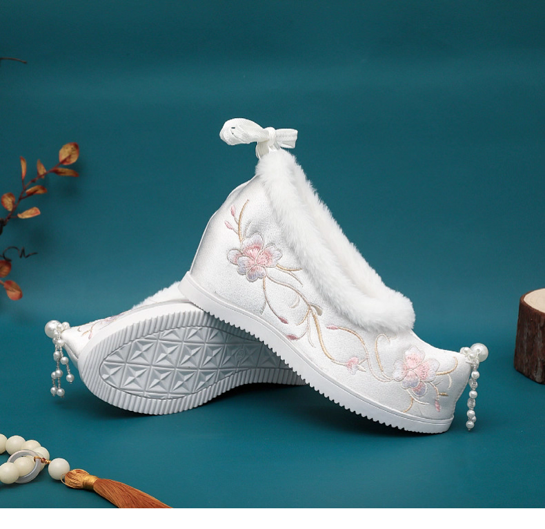 Autumn & Winter Women's Hanfu Shoes - Fleece-lined Hidden Wedge Up-turned Toe Embroidered Shoes, Versatile for Ming/Song-style Costumes