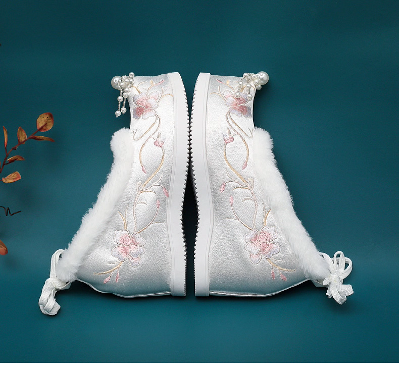 Autumn & Winter Women's Hanfu Shoes - Fleece-lined Hidden Wedge Up-turned Toe Embroidered Shoes, Versatile for Ming/Song-style Costumes
