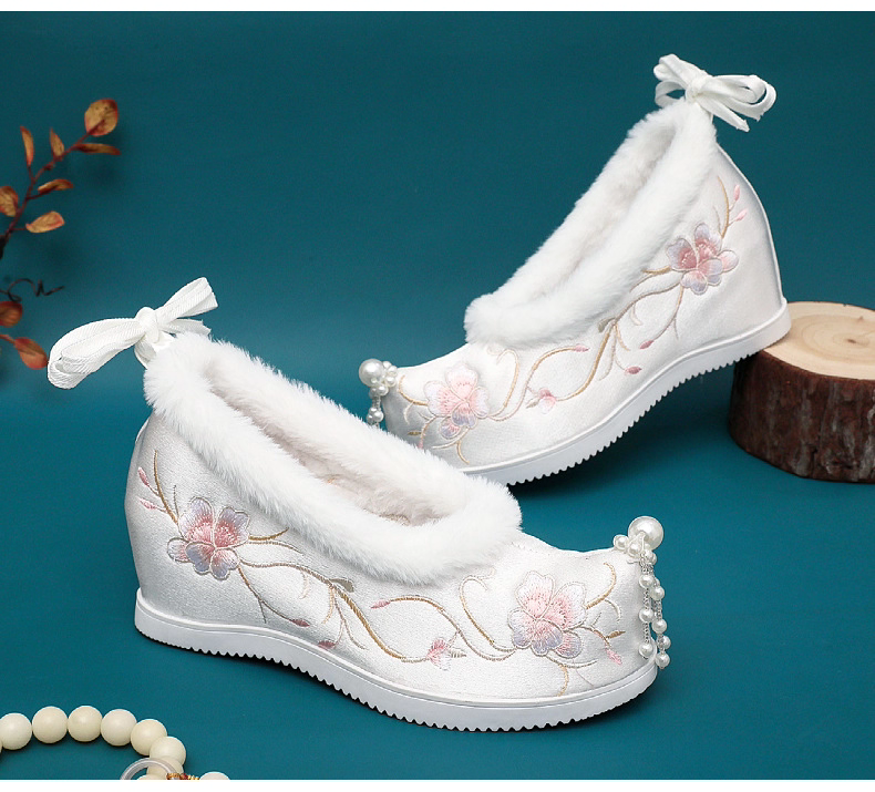 Autumn & Winter Women's Hanfu Shoes - Fleece-lined Hidden Wedge Up-turned Toe Embroidered Shoes, Versatile for Ming/Song-style Costumes
